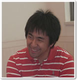 インタビューを受けるの喜多川さんの写真